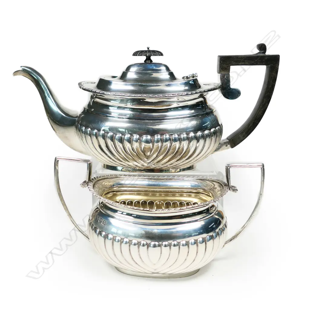 A Victorian silver teapot and sugar bowl by George Nathan & Ridley Hayes. London 1848. 887gms, Image 1++