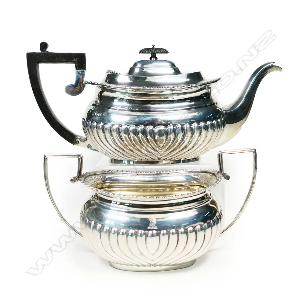 A Victorian silver teapot and sugar bowl by George Nathan & Ridley Hayes. London 1848. 887gms, Image 1++