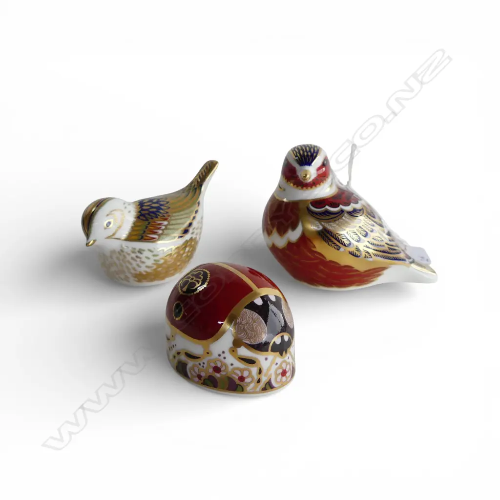 3 ROYAL CROWN DERBY PAPER WEIGHTS; 2 BIRDS & LADY BIRD H.65mm Image 1++
