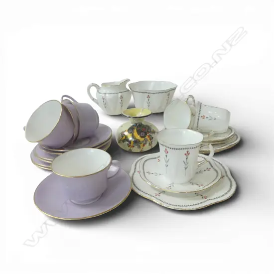 4 MAUVE SHELLEY CSPS 3 FLORAL CHINA CSPS MATCHING C/SUGAR & VASE H85MM