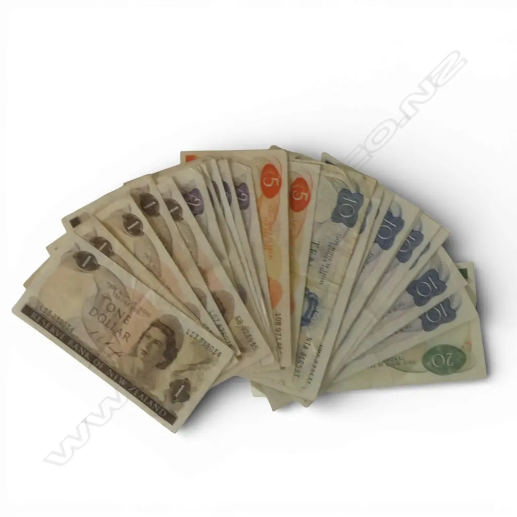 ASST VINTAGE NZ DECIMAL BANKNOTES: 1 x $20 Russell + 13 x $10 Russell + 2 x $5 Knight + 8 x $2 + 8 x $1 Image 1++