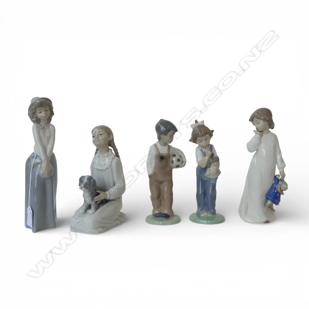 5 NAO FIGURES in boxes H.230mm Image 1++