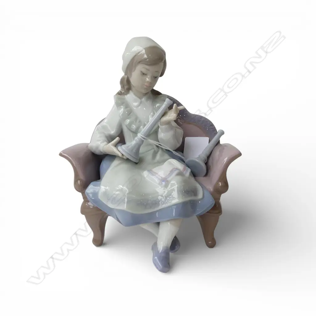 LLADRO FIGURE 'PREPARING FOR THE SABBATH' in box H.180mm Image 1++