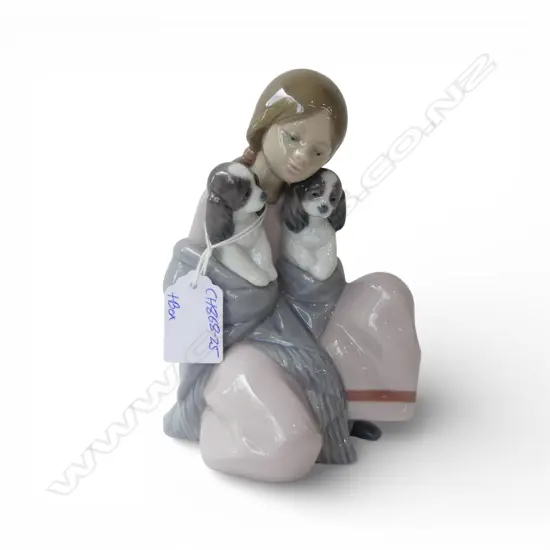 LLADRO FIGURE 'SNUGGLE UP' in box H.160mm
