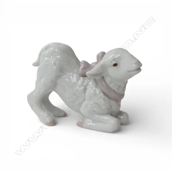 LLADRO FIGURE 'BABY GIRL LAMB' in box H.110mm