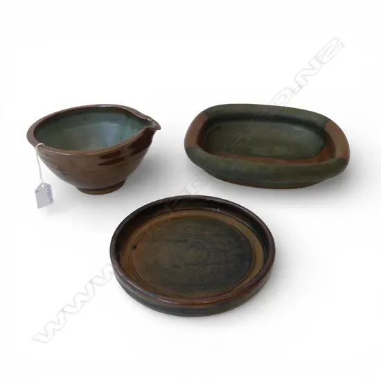 3 PCES PETER STICHBURY STUDIO POTTERY; 2 DISHES + POURING BOWL H.95mm