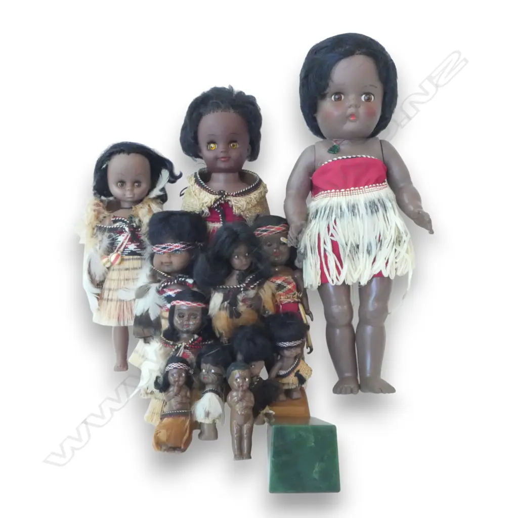 ASST. MAORI DOLLS + TRIANGULAR GREENSTONE PCE H.105mm Image 1++