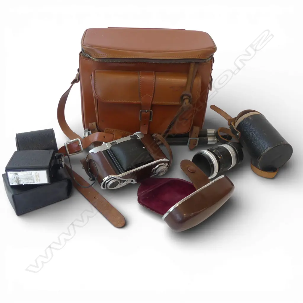 KODAK RETINA II CAMERA WITH ASST. CAMERA ACCESSORIES IN LEATHER TRAVEL BAG Image 1++