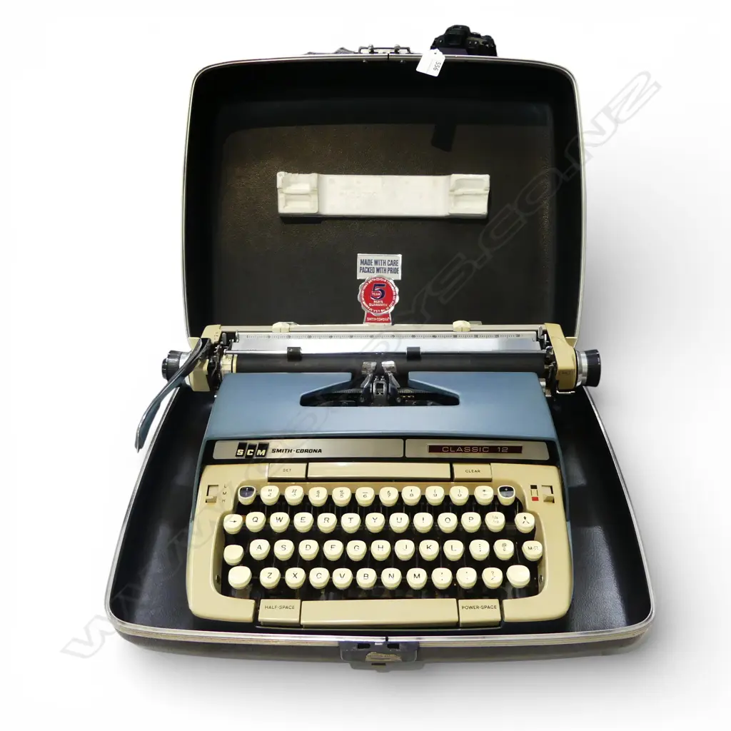 SMITH-CORONA 'CLASSIC 12' TYPEWRITER IN CASE W.450mm Image 1++