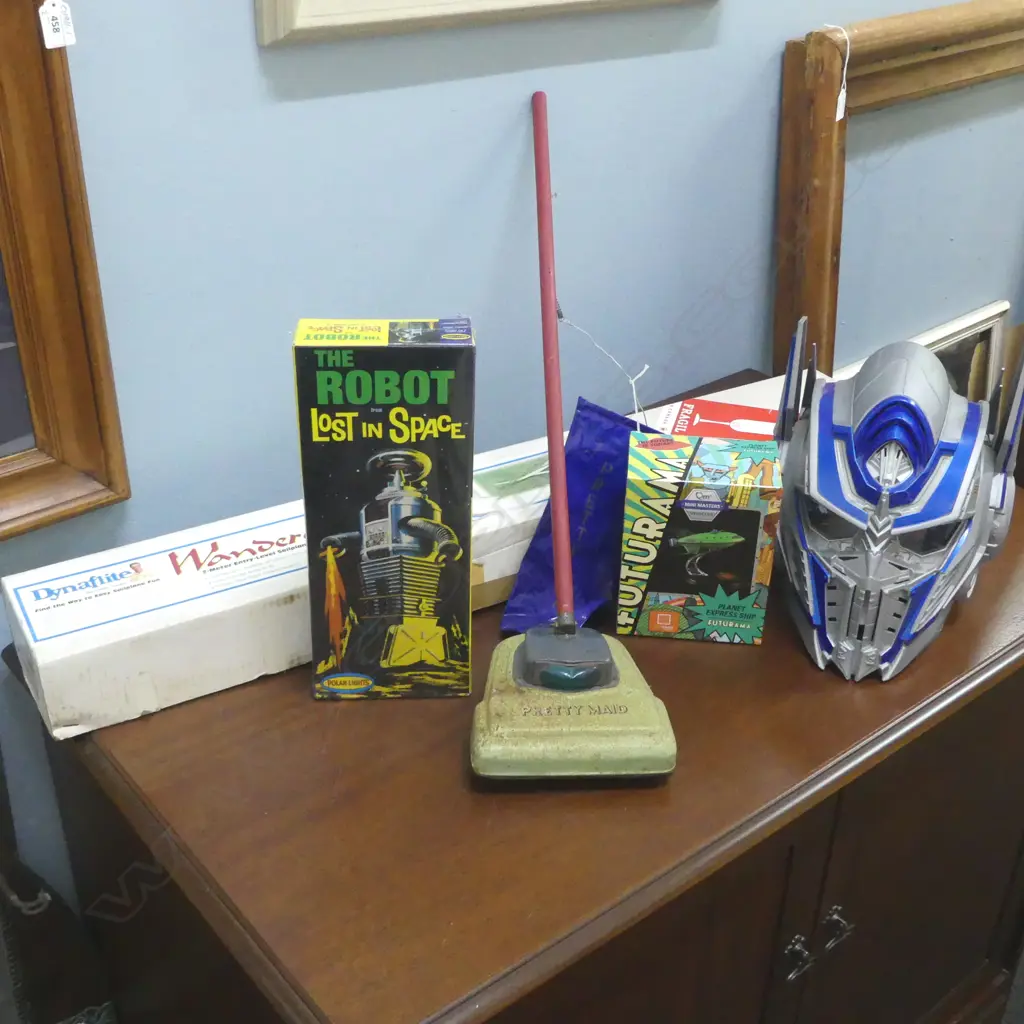  ASST TOYS INCL. KITSET SAIL PLANE + FUTURAMA PLANET SHIP + VACUUM + TRANSFORMER HELMET [WORKING] Image 1++