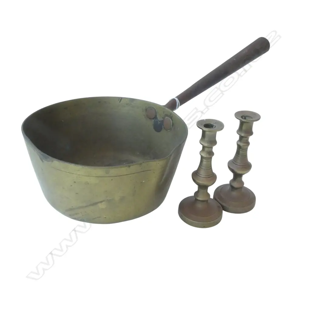 A HEAVY BRASS SAUCEPAN PLUS TWO SMALL BRASS CANDLESTICKS (102mm) Image 1++