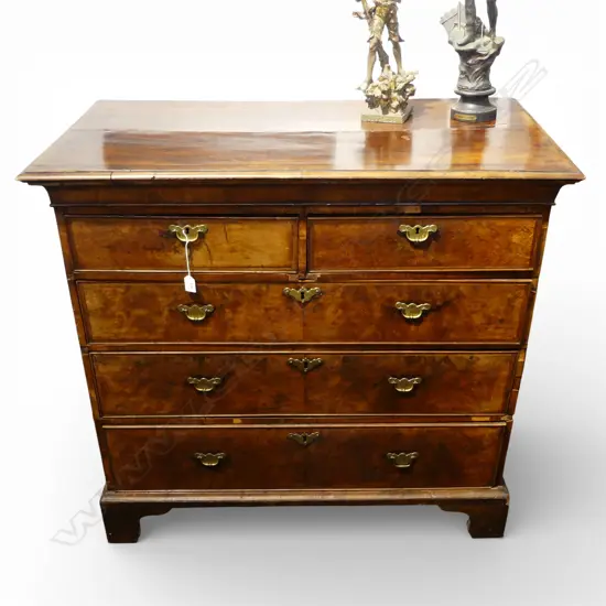 AN 18TH CENTURY SIX DRAWER WALNUT CHEST OF DRAWERS 1050 x 545 x 980mm Requires minor attention