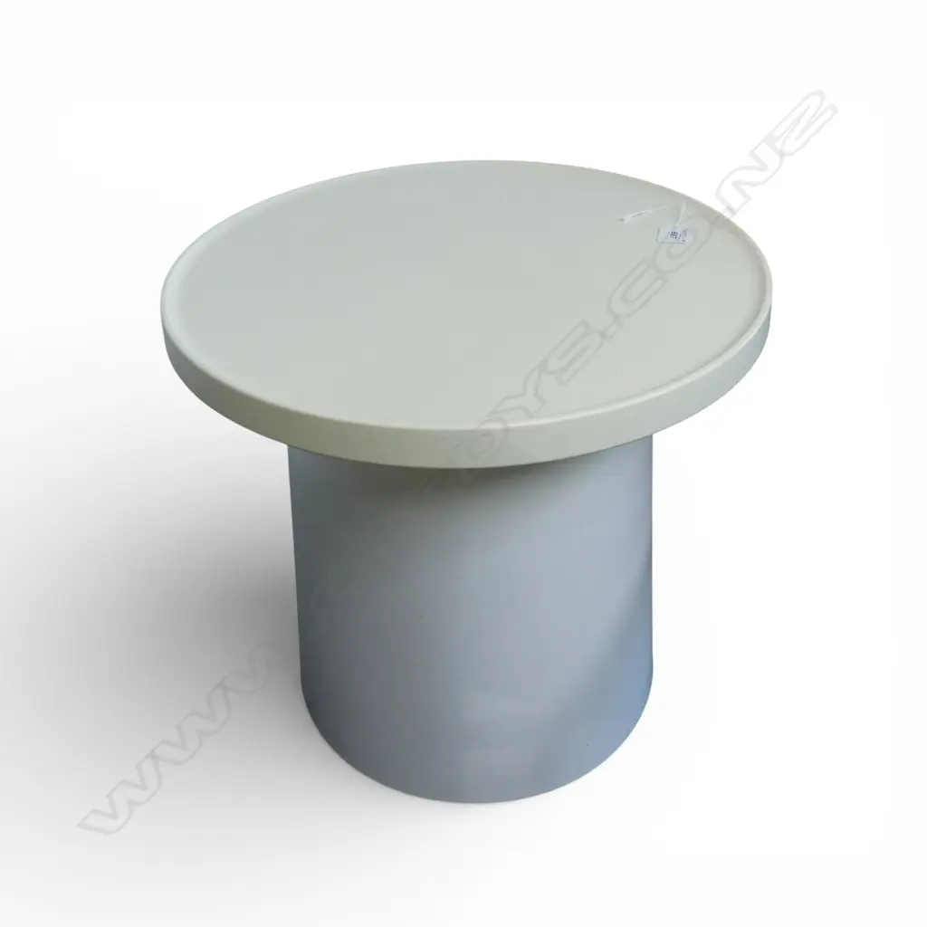 WHITE PLASTIC SIDE TABLE Image 1++