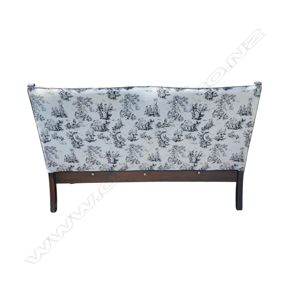 VINTAGE WOODEN FRAME SETTEE WITH A BLACK AND WHITE TOILE PRINT CUSHION (1300 x760x700) Lx H x D Image 1++