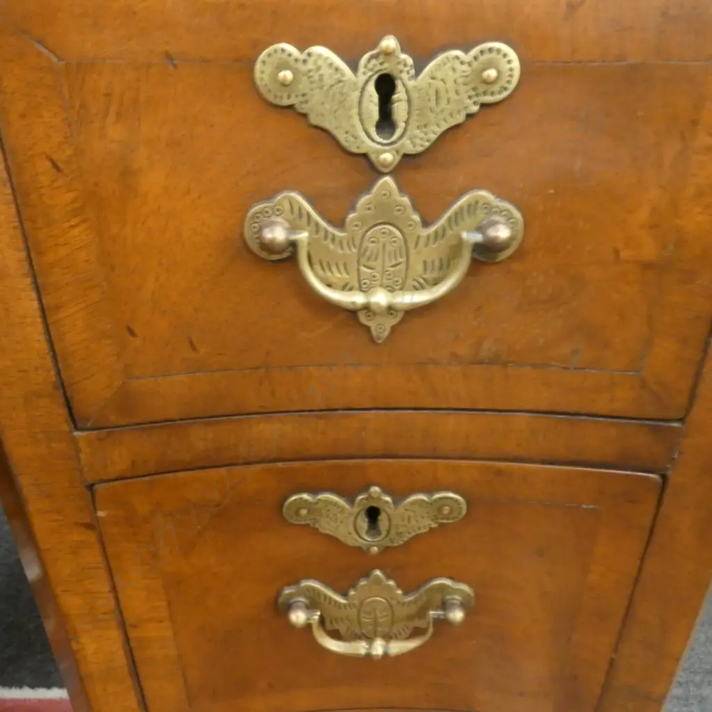 EARLY 20thC GEORGIAN STYLE WALNUT DESK, SERPENTINE FRONT, LEATHER TOP Image 1++