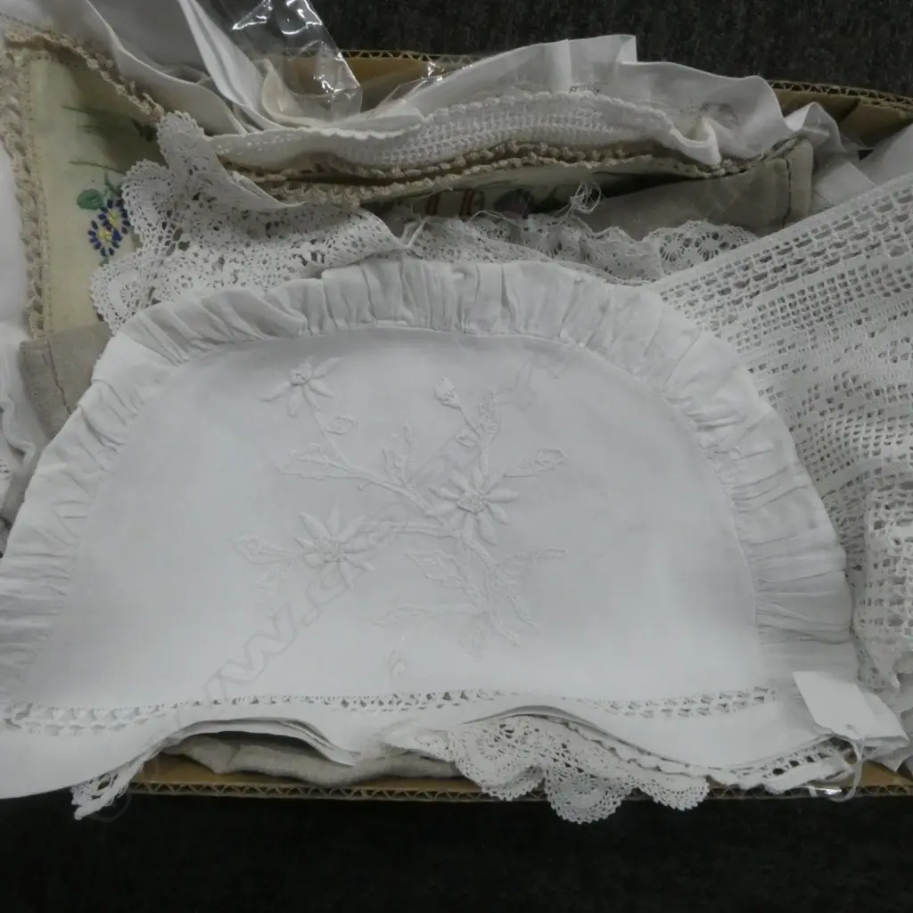 COLLECTION VINTAGE EMBROIRDERD LINEN TEA COSIES + PLACEMATS ETC Image 1++