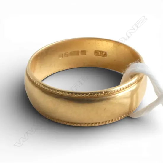 18ct YELLOW GOLD BAND RING w fine beaded borders. Hallmarked. 4.34gms SIZE L1/2