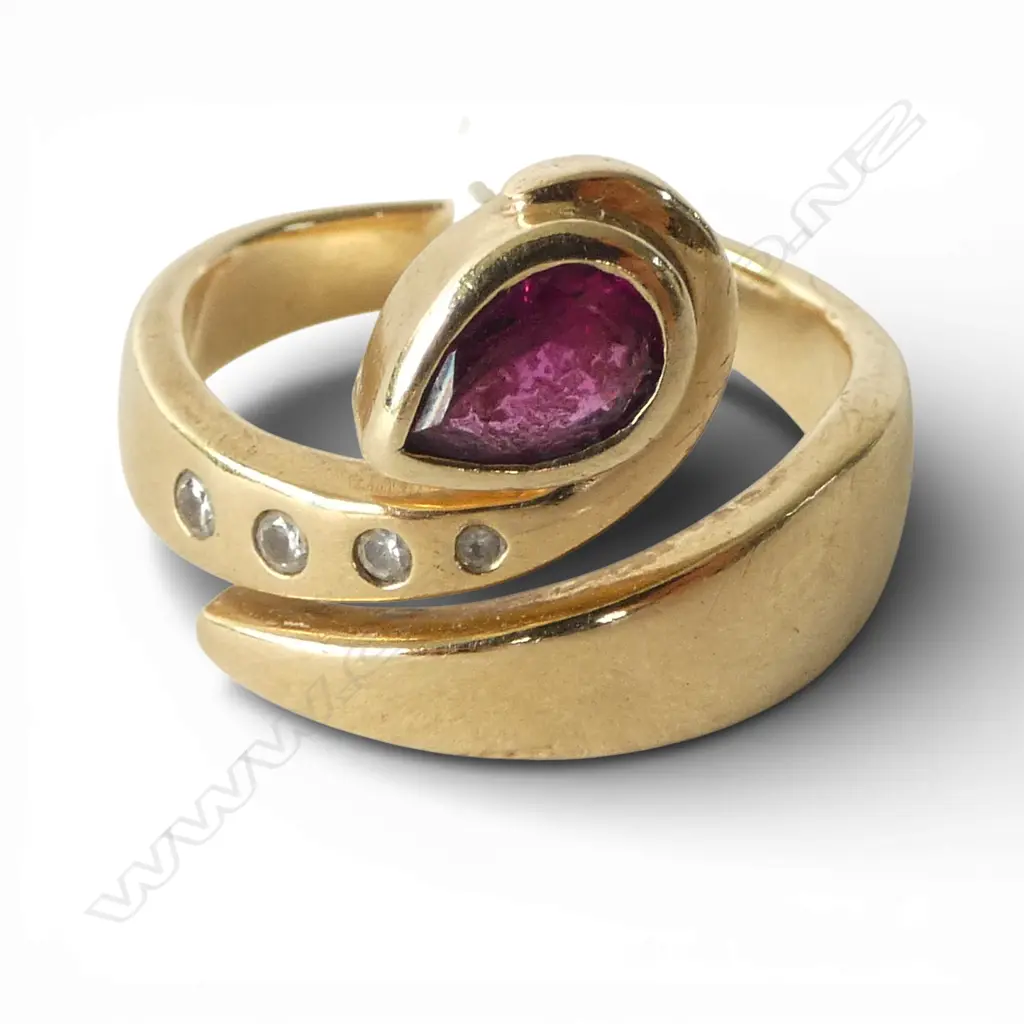9CT RING 7.8gms with garnet and diamonds (SIZE S approx) Image 1++