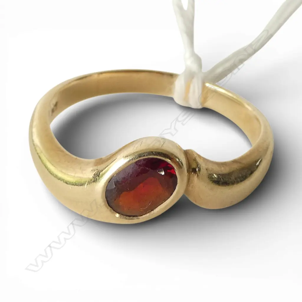 9ct RING 5.2gms with GARNET SIZE Z Image 1++