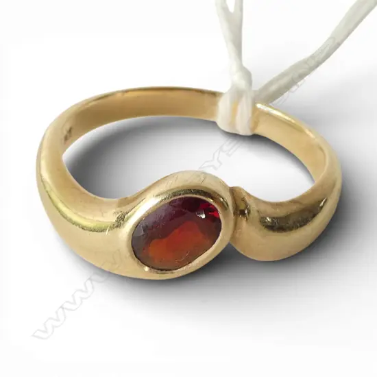 9ct RING 5.2gms with GARNET SIZE Z