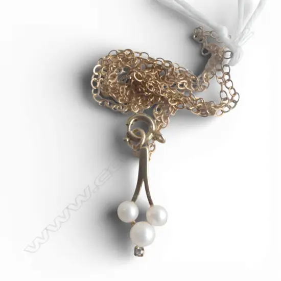 9ct CULTURED PEARL & DIAMOND PENDANT, 0.78gm