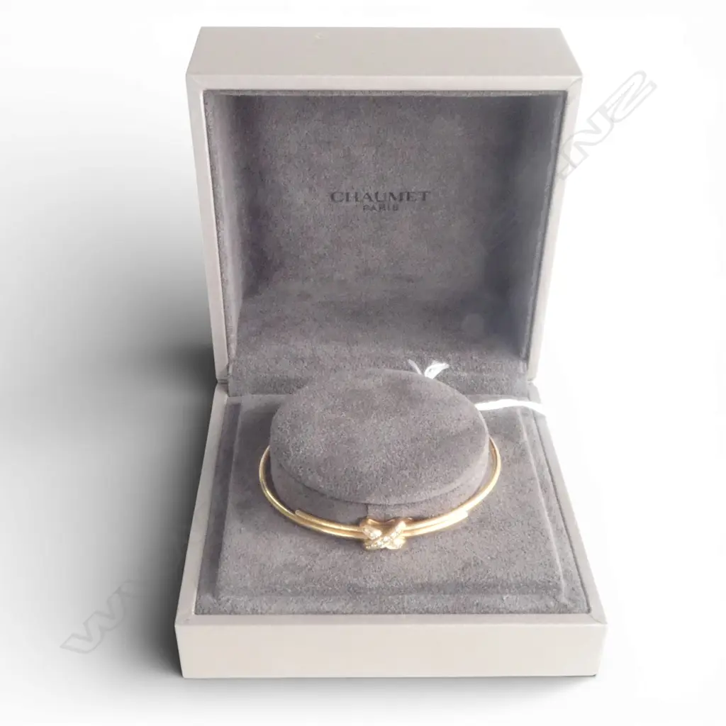 CHAUMET LIENS (French) DESIGNER 18ct GOLD & 10 DIAMOND hinged BANGLE 12.83gms w original box & 2011 valuation Image 1++