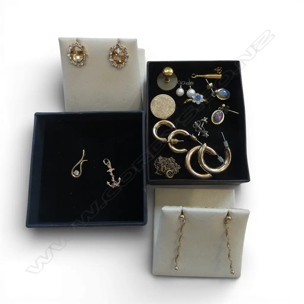 1 pr 9ct GOLD LONG TWIST DROP EARRINGS & ANCHOR CHARM &  9ct PENDENT (2.3 gms) PLUS GOLD PLATED ITEMS Image 1++