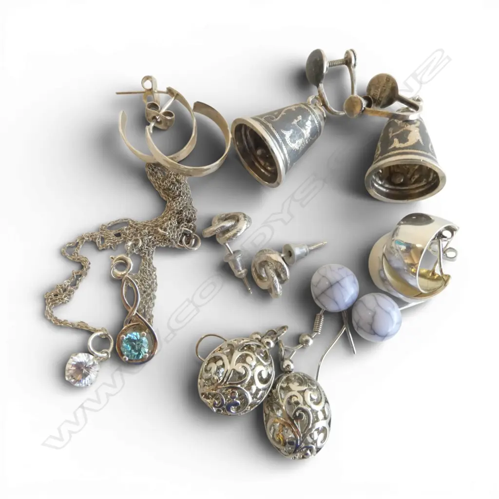 ASSORTED STERLING SILVER EARRINGS & 2 SILVER PENDENTS WEIGHT. 19.3 grams Image 1++