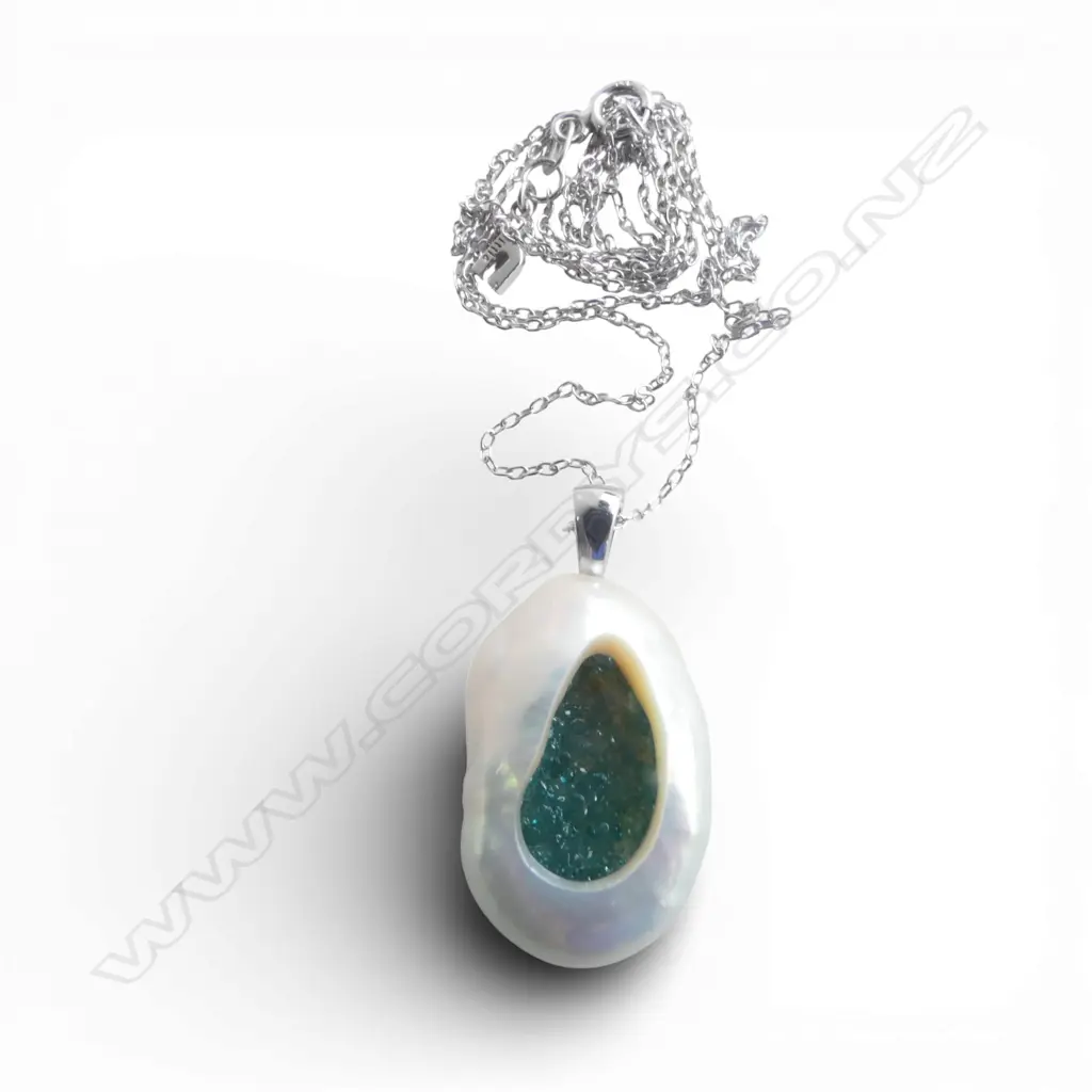 FRESHWATER SOUFFLE PEARL w APATITE INSET on 14ct WHT GOLD CHAIN 1.12gm Image 1++