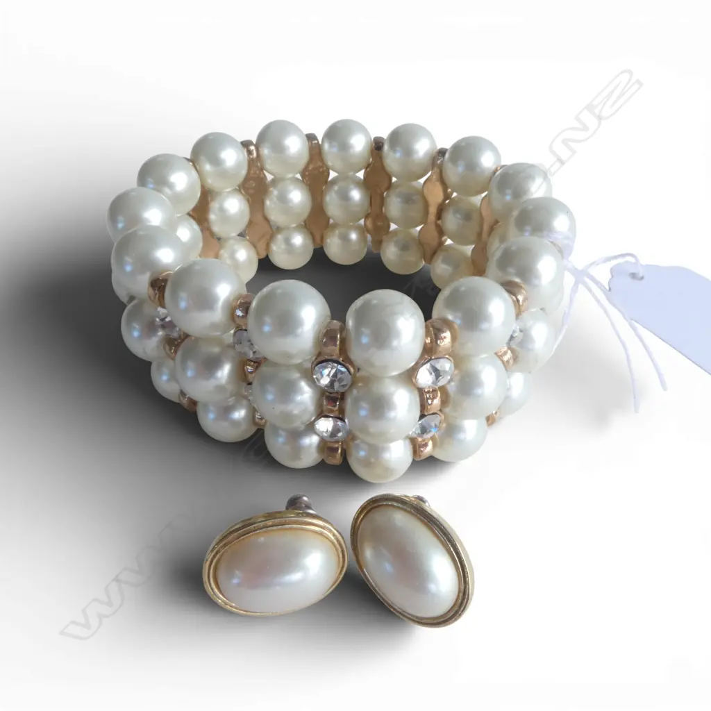 FAUX MODERN PEARL BRACELET WITH DIAMANTE SPACERS (expandable) & pearl earrings Image 1++