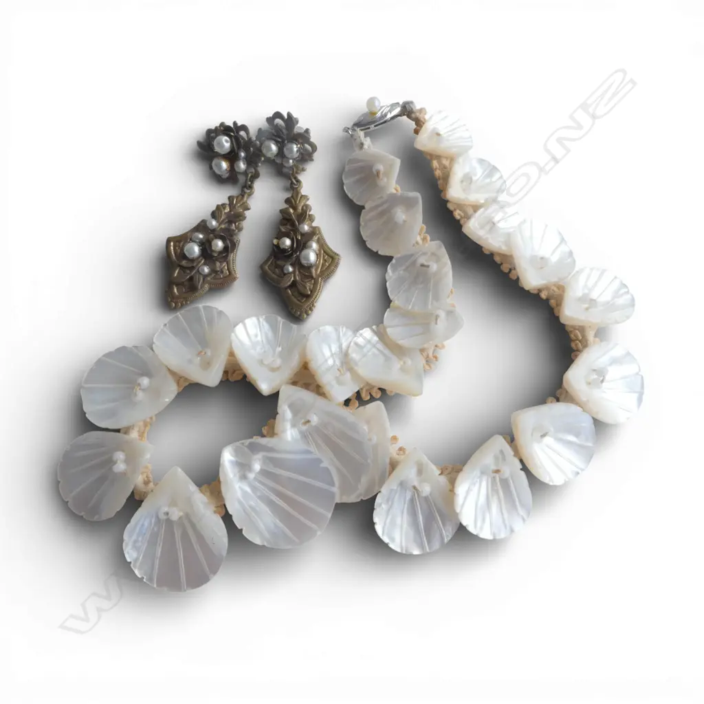 VINTAGE MOTHER PEARL SHELL NECKLACE WITH VINTAGE STYLE DROP EARRINGS Image 1++