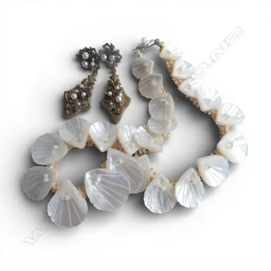 VINTAGE MOTHER PEARL SHELL NECKLACE WITH VINTAGE STYLE DROP EARRINGS