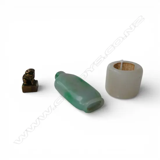 JADE SNUFF BOTTLE H.65mm, ARCHERS RING, BRASS FU DOG SEAL