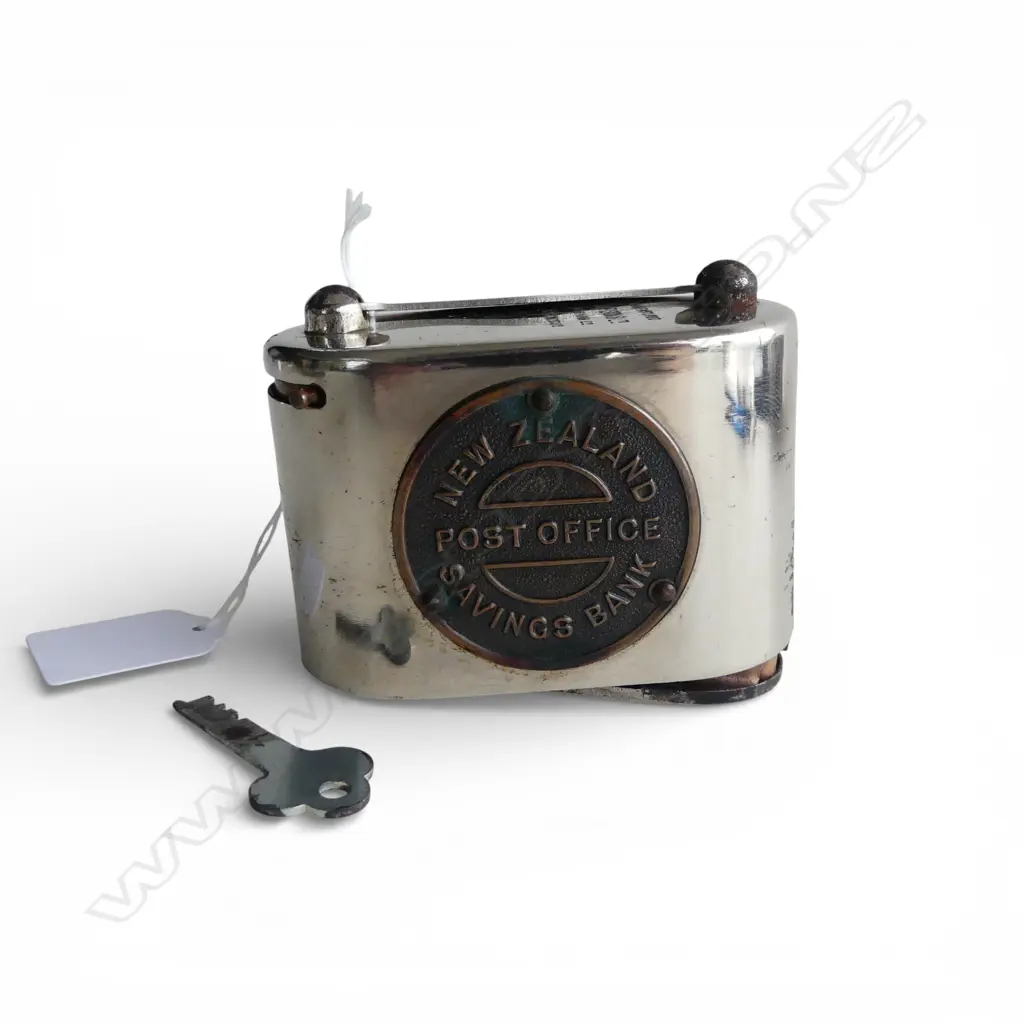 VINTAGE NEW ZEALAND POST OFFICE SAVINGS BANK METAL MONEY BOX coin slot, key, in box Image 1++