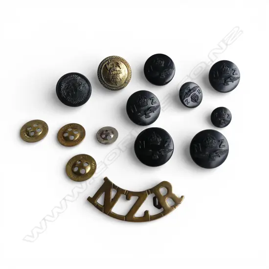 WWI NEW ZEALAND RIFLE BRIGADE SHOULDER BADGE + ASST. UNIFORM BUTTONS