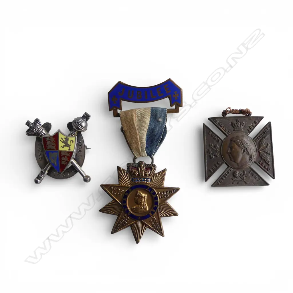 2 ANTIQUE QUEEN VICTORIA 1887 GOLDEN JUBILEE MEDALS + METAL & ENAMEL BROOCH Image 1++