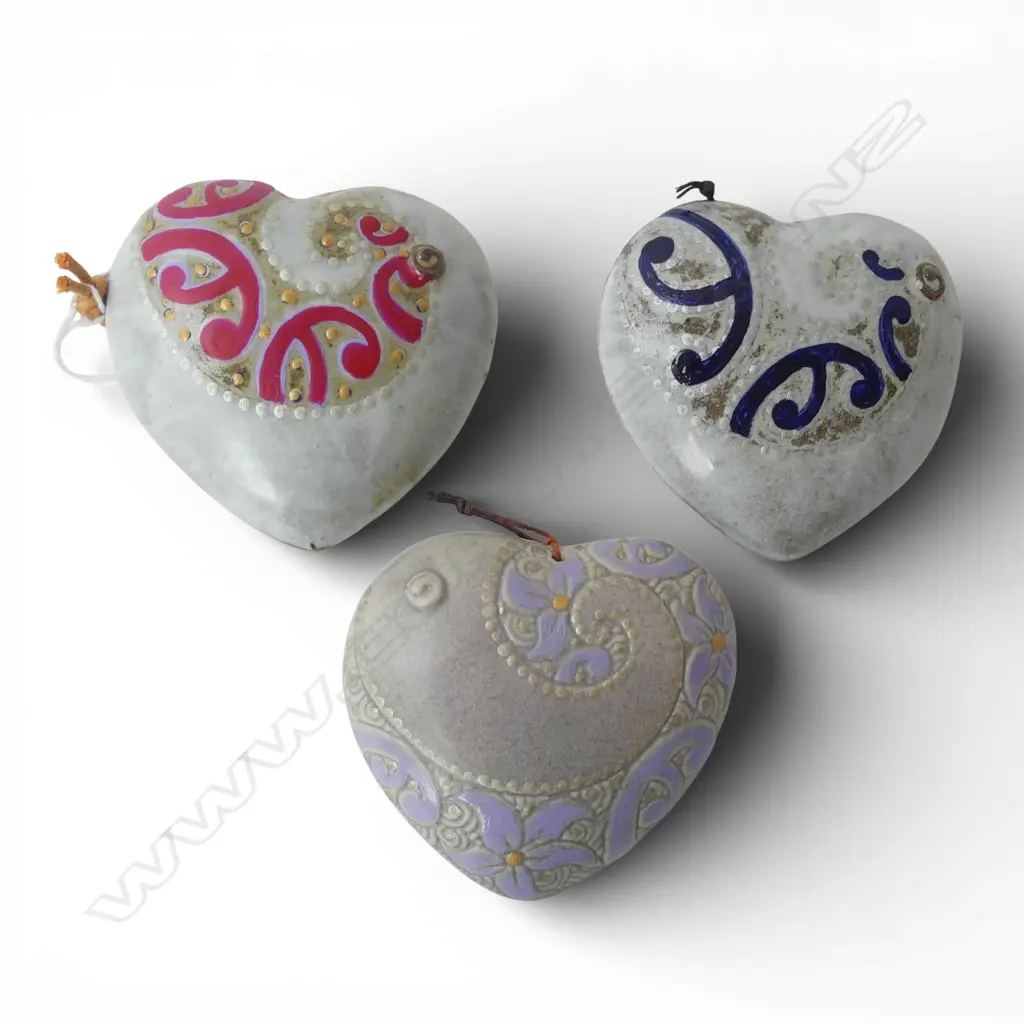 3 KEUM SUN LEE GREY GLAZED HEARTS, WALL HANGING, H.80 x 80mm Image 1++