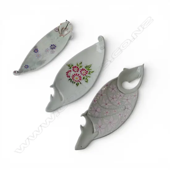 3 KEUM SUN LEE PORCELAIN CANOE SHAPED DISHES, L.200-240mm