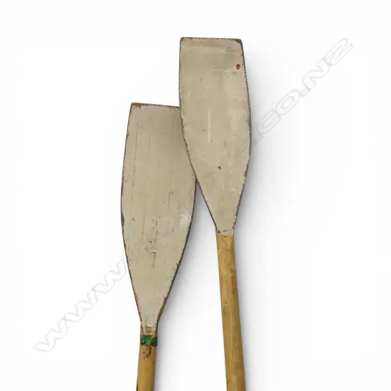 2 PAINTED WOODEN OARS L.2250 / 2245mm