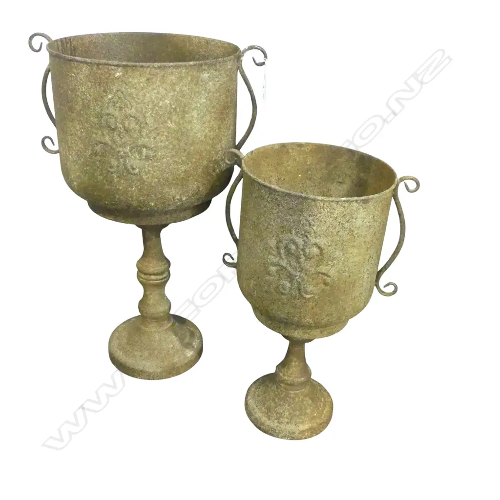 2 LARGE METAL GARDEN JARDINIERES H.820/640mm Image 1++