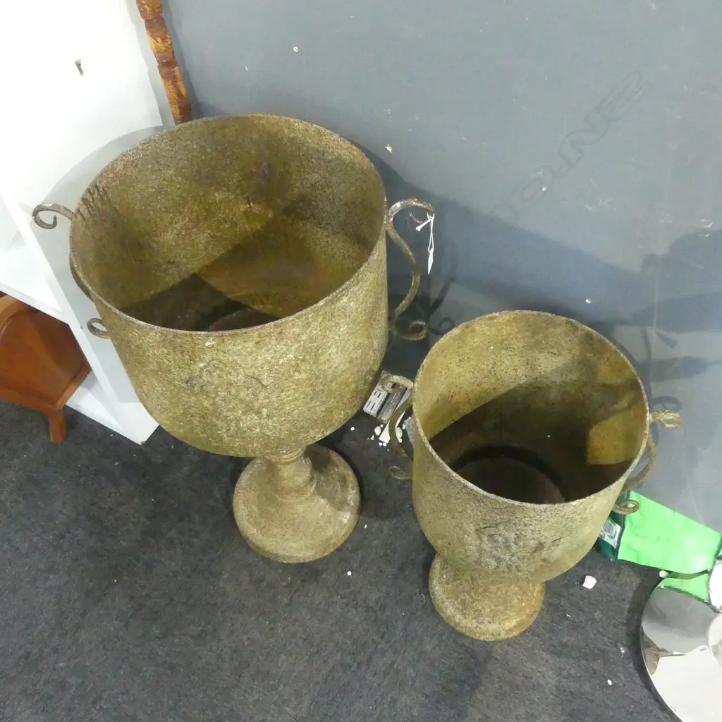 2 LARGE METAL GARDEN JARDINIERES H.820/640mm Image 1++