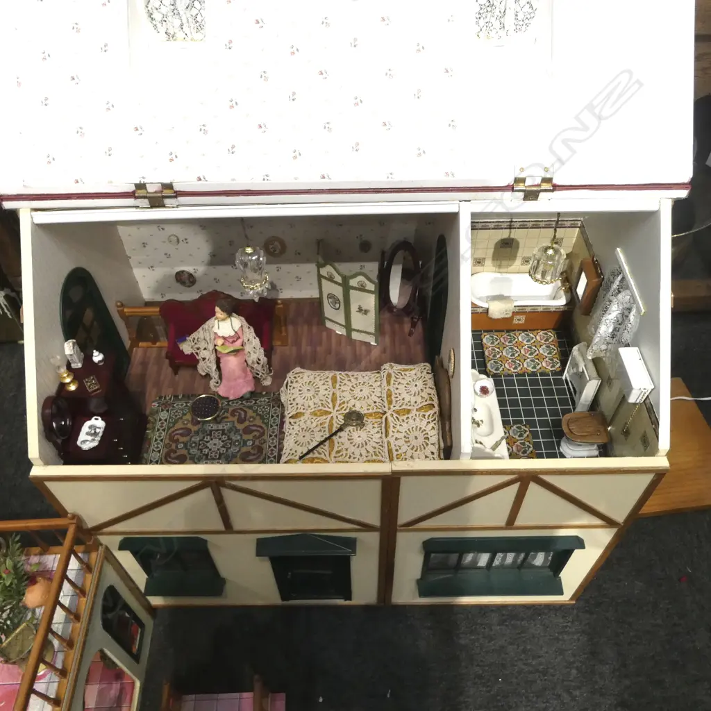 3 PART VICTORIAN STYLE DOLLS HOUSE Three panels to facade open to reveal 4 internal rooms, wired, on wooden base H.550mm Image 1++