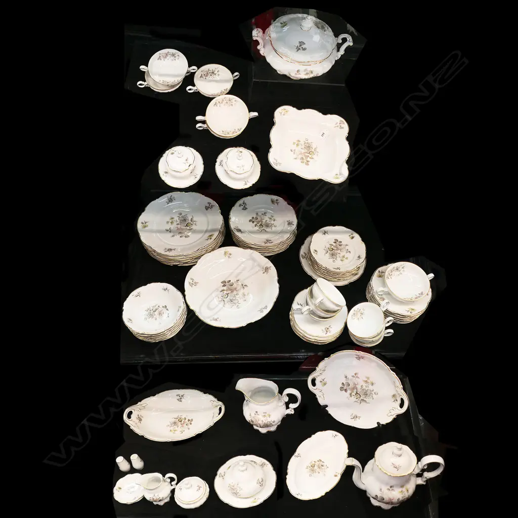 HUTCHENREUTHER 'SYLVIA' DINNER SERVICE  Image 1++