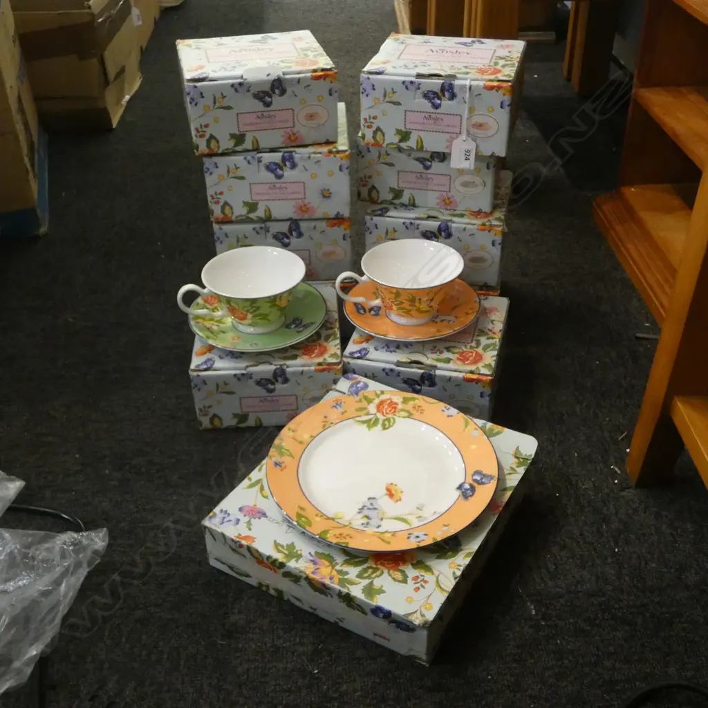 AYNSLEY 'WINDSOR COTTAGE GARDEN' 10 C/S + 5 TEA PLATES, BOXED Image 1++