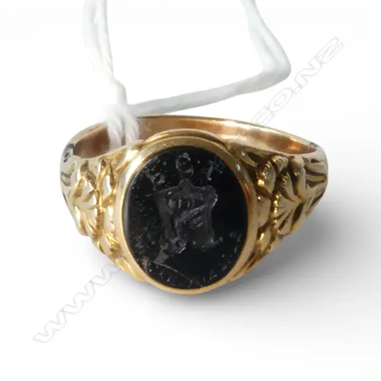 14ct GOLD ONYX SIGNET RING with crest 4.58gms fault to stone SIZE O