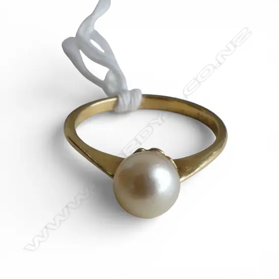 18ct Y/GOLD & SOLITAIRE cultured PEARL RING 2.56gms SIZE O