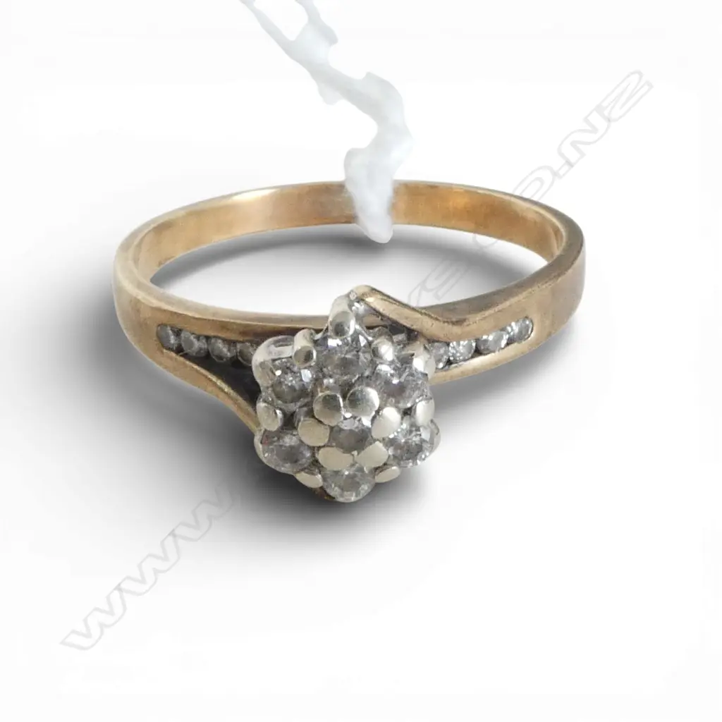 9CT DIAMOND CLUSTER RING 2.7gms claws need attention SIZE Q Image 1++