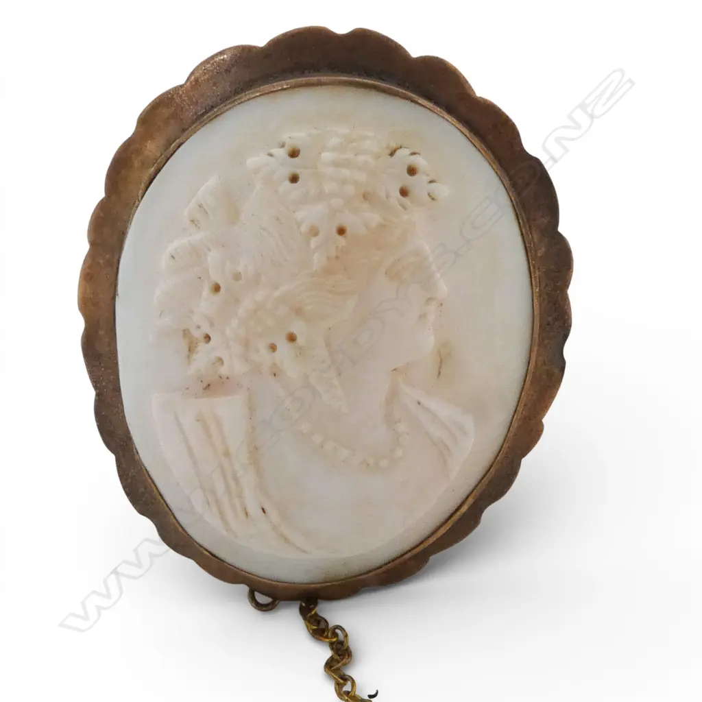 VINTAGE 9ct ROSE GOLD FRAMED CARVED CAMEO SHELL BROOCH woman in profile H.45mm. 12.3gms Image 1++
