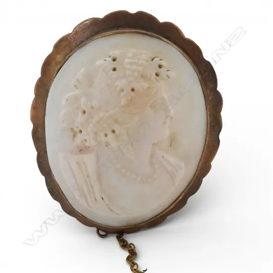 VINTAGE 9ct ROSE GOLD FRAMED CARVED CAMEO SHELL BROOCH woman in profile H.45mm. 12.3gms