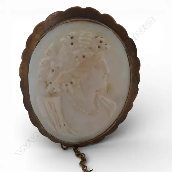VINTAGE 9ct ROSE GOLD FRAMED CARVED CAMEO SHELL BROOCH woman in profile H.45mm. 12.3gms